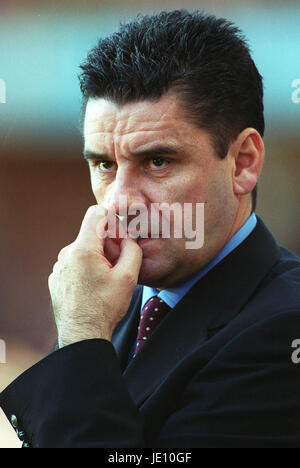 Giovanni Gregorio Aston Villa FC MANAGER BIRMINGHAM VILLA PARK BIRMINGHAM 16 Settembre 2001 Foto Stock