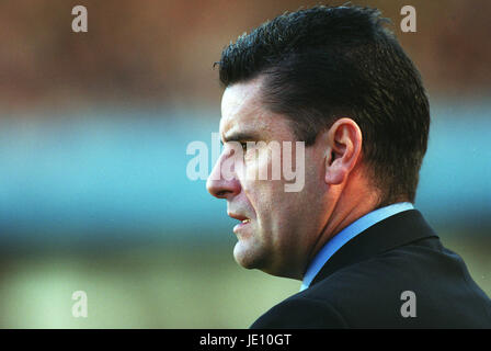 Giovanni Gregorio Aston Villa FC MANAGER BIRMINGHAM VILLA PARK BIRMINGHAM 16 Settembre 2001 Foto Stock