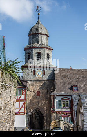 Fachwerkhäuser unter dem Schloss Foto Stock