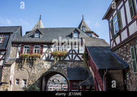 Gut erhaltene Festung an der Lahn Foto Stock