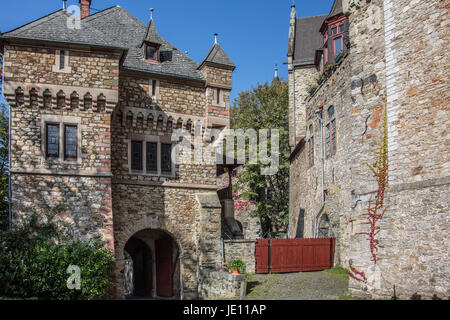 Gut erhaltene Festung an der Lahn Foto Stock