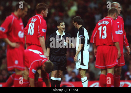 ROY KEANE & Andy D'Urso MANCHESTER UNITED FC Millennium Stadium Cardiff Galles 12 Agosto 2001 Foto Stock