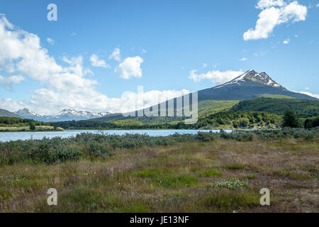 Condor Hill e il lago Roca a Tierra del Fuego National Park in Patagonia - Ushuaia, Tierra del Fuego, Argentina Foto Stock