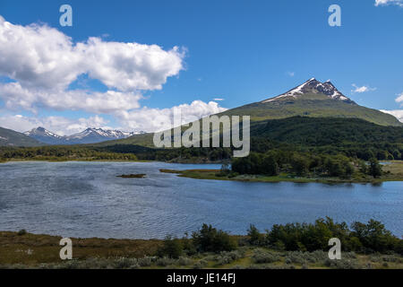 Condor Hill e il lago Roca a Tierra del Fuego National Park in Patagonia - Ushuaia, Tierra del Fuego, Argentina Foto Stock