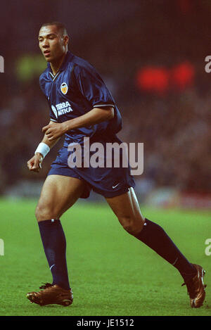 JOHN CAREW VALENCIA ELLAND ROAD LEEDS INGHILTERRA 02 Maggio 2001 Foto Stock