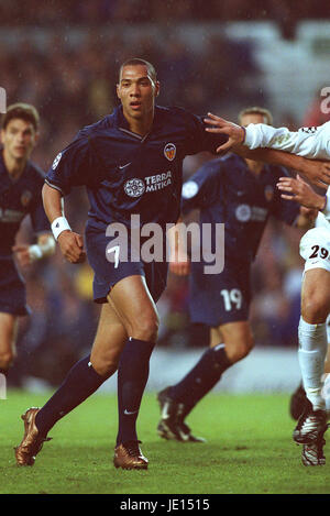 JOHN CAREW VALENCIA ELLAND ROAD LEEDS INGHILTERRA 02 Maggio 2001 Foto Stock