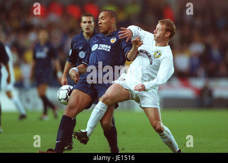 DAVID BATTY & JOHN CAREW LEEDS UNITED V VALENCIA ELLAND ROAD LEEDS INGHILTERRA 02 Maggio 2001 Foto Stock