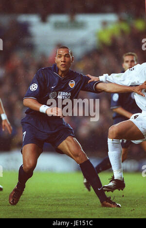 JOHN CAREW VALENCIA ELLAND ROAD LEEDS INGHILTERRA 02 Maggio 2001 Foto Stock