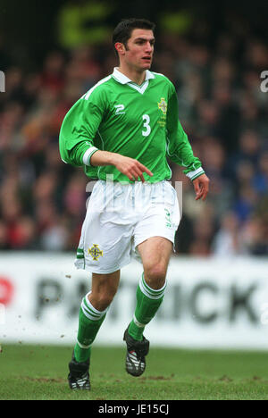 AARON HUGHES IRLANDA DEL NORD & NEWCASTLE U WINDSOR PARK BELFAST IRLANDA DEL NORD 24 Marzo 2001 Foto Stock