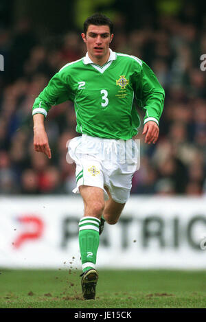 AARON HUGHES IRLANDA DEL NORD & NEWCASTLE U WINDSOR PARK BELFAST IRLANDA DEL NORD 24 Marzo 2001 Foto Stock