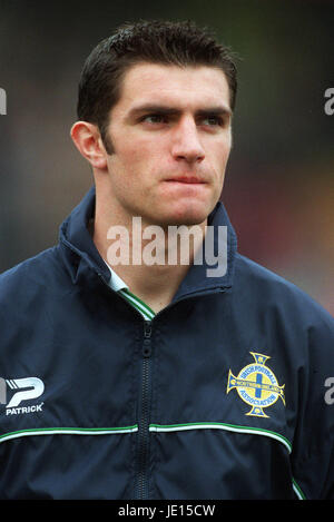 AARON HUGHES IRLANDA DEL NORD & NEWCASTLE U WINDSOR PARK BELFAST IRLANDA DEL NORD 24 Marzo 2001 Foto Stock