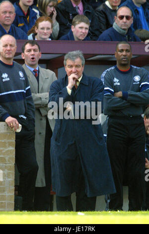 BRYAN ROBSON VENABLES ANDERSON MIDDLESBROUGH FC MANAGEMENT 05 Maggio 2001 Foto Stock