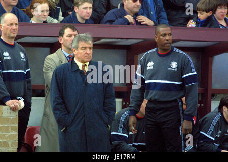 BRYAN ROBSON VENABLES ANDERSON MIDDLESBROUGH FC MANAGEMENT 05 Maggio 2001 Foto Stock