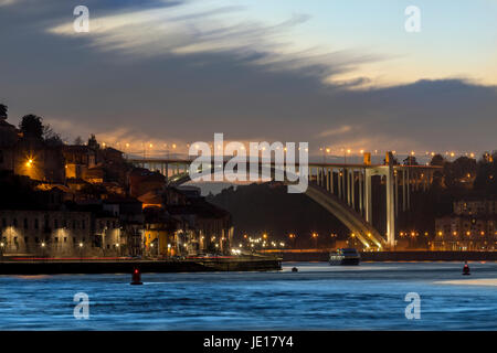 Ponte da Arrabida sul fiume Douro nella città di Porto (Oporto in Portogallo Foto Stock