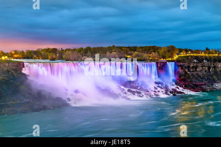 Le Cascate Americane e la Bridal Veil Falls a Cascate del Niagara come visto dal Canada Foto Stock