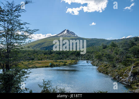 Condor Hill e il lago Roca a Tierra del Fuego National Park in Patagonia - Ushuaia, Tierra del Fuego, Argentina Foto Stock