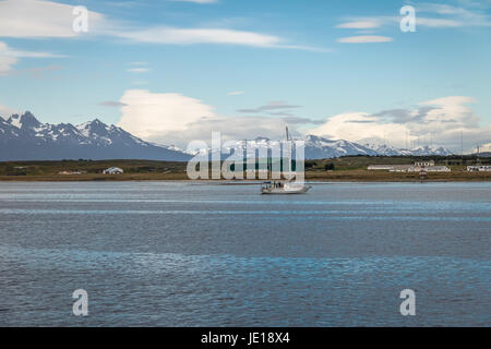 Barca e montagne nel Canale di Beagle - Ushuaia, Tierra del Fuego, Argentina Foto Stock