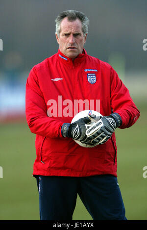 RAY CLEMENCE INGHILTERRA GOALKEEPING COACH LEEDS LEEDS 25 Marzo 2002 Foto Stock