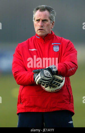 RAY CLEMENCE INGHILTERRA GOALKEEPING COACH LEEDS LEEDS 25 Marzo 2002 Foto Stock