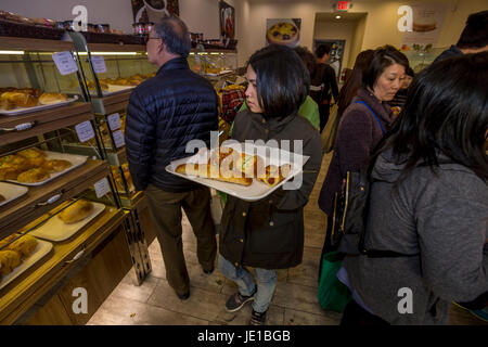 Cinese-americani, cinese-popolo americano, shoppers, shopping, Little Swan panificio, Stockton Street, Chinatown di San Francisco, California Foto Stock