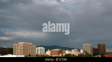 Skyline del centro di Boise Idaho con una tempesta di avvicinamento. Un sacco di spazio per il testo nel cielo tempestoso Foto Stock