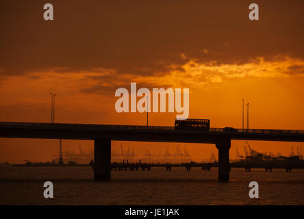 Shenzhen bay bridge al tramonto; il collegamento RAS di Hong Kong e di Shenzhen, provincia del Guangdong, Repubblica popolare di Cina; Shekou porto sullo sfondo; Foto Stock