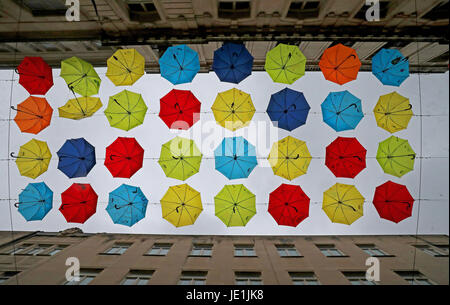 Un arte di installazione chiamato il progetto ombrello, che vede 200 vivacemente colorato ombrelloni sospeso sopra la Chiesa vicolo in Liverpool City Centre. Foto Stock