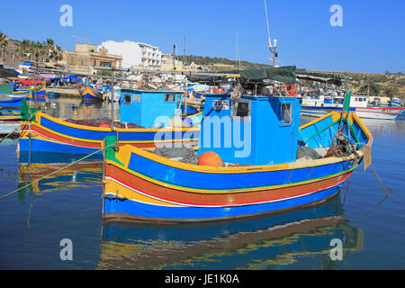 Tradizionale colorate barche da pesca chiamato luzzu nel porto di Marsaxlokk, Malta Foto Stock