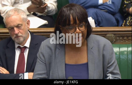 Ombra home secretary Diane Abbott risponde alla dichiarazione del Segretario Home Ambra Rudd a MPs in House of Commons il i recenti attacchi terroristici nel Regno Unito. Foto Stock