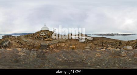 Panorama sferica 360 gradi 180 stupa buddisti di illuminismo Ogoy su di un isola del lago Baikal. vr contenuto. Foto Stock