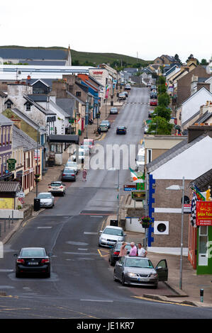 Strada principale di Dungloe, County Donegal, Irlanda Foto Stock