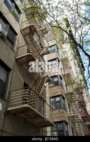 Ruggine di metallo fire sfugge su edifici appartamento Chelsea New York City USA Foto Stock