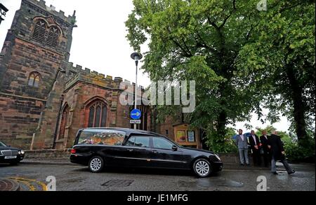 La bara di nellâ Jones, 14, che è stato ucciso nel Manchester Arena bombardamenti, arriva a Saint Michaels e tutti gli angeli nella Chiesa, middlewich cheshire, per il suo servizio funebre. Foto Stock