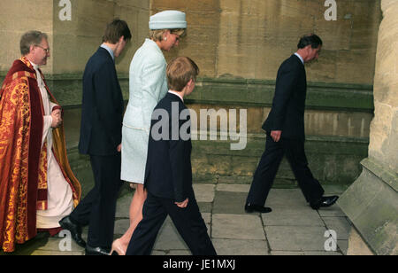 Il principe e la Principessa di Galles arrivano con i loro figli il principe Harry (r, solo schiena) e il principe William (seconda a sinistra, solo schiena), presso la Cappella di San Giorgio. in Windsor. Foto Stock