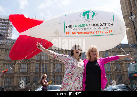 Joanna Lumley (destra) e Cherie Blair lanciare un BLIMP DIRIGIBILE per celebrare il ventesimo anniversario dell'ONU accreditato carità globale per le vedove, la Fondazione Loomba, presso il Palazzo Vecchio Cantiere a Londra. Foto Stock