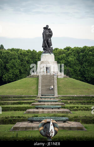 Berlino. Germania. Guerra sovietica monumento eretto nel Parco Treptower, commemora i soldati sovietici caduti nella battaglia di Berlino, Apr-May 1945. Costruito (1949) a t Foto Stock