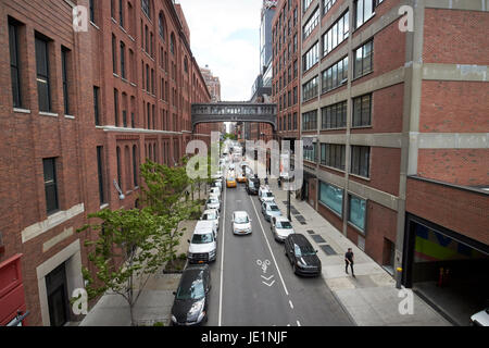 Guardando verso il basso West 15th Street tra Chelsea mercato sulla sinistra e latte edificio studios di New York City STATI UNITI D'AMERICA Foto Stock