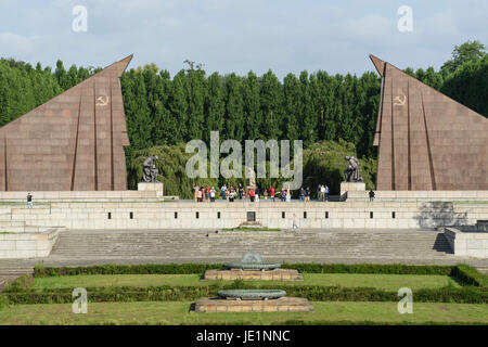 Berlino. Germania. Guerra sovietica monumento eretto nel Parco Treptower, commemora i soldati sovietici caduti nella battaglia di Berlino, Apr-May 1945. Foto Stock