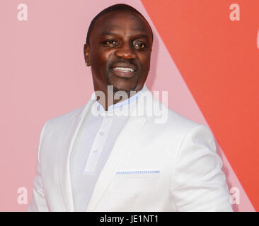 Moda per il sollievo show a gruccia 16 nell'aeroporto Cannes-Mandelieu - Arrivi con: Akon dove: Cannes, Francia Quando: 21 maggio 2017 Credit: WENN.com Foto Stock