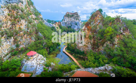 La fotografia aerea la Stone Mountain a Khao Ngu parco di pietra.la sospensione ponte che attraversa il lago in lungo ponte a fianco di montagna si può raggiungere a piedi Foto Stock