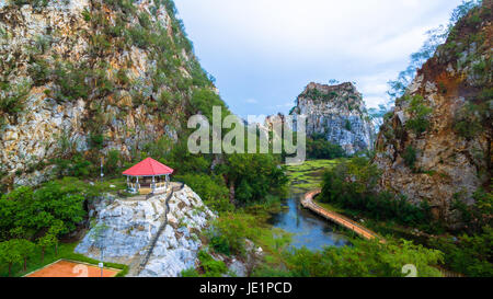 La fotografia aerea la Stone Mountain a Khao Ngu parco di pietra.la sospensione ponte che attraversa il lago in lungo ponte a fianco di montagna si può raggiungere a piedi Foto Stock