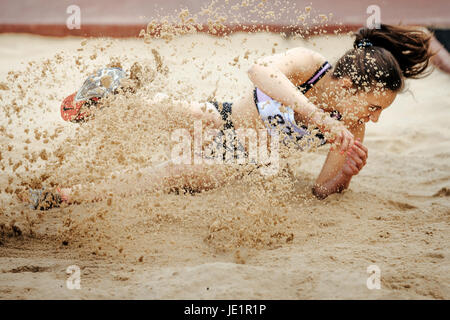 Ponticello di donne lo sbarco in sabbia salto in lungo durante il campionato UrFO in atletica leggera Foto Stock