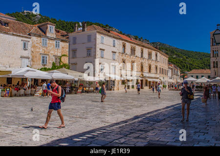 STARI GRAD, Croazia - luglio 7, 2009: persone non identificate a Stari Grad sull'isola di Hvar, Croazia. Hvar è uno dei più popolari e più visitati destin Foto Stock