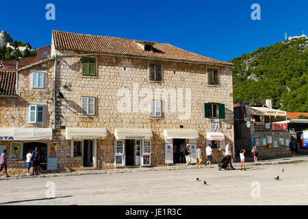 STARI GRAD, Croazia - luglio 7, 2009: persone non identificate a Stari Grad sull'isola di Hvar, Croazia. Hvar è uno dei più popolari e più visitati destin Foto Stock