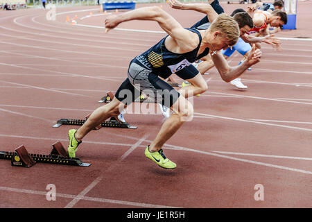 Start guide velocisti uomini in esecuzione a 100 metri durante il campionato UrFO in atletica leggera Foto Stock