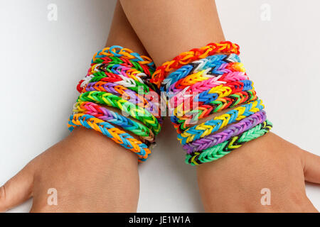 Un bambino decorate a mano con colori Arcobaleno telaio band bracciali in gomma Foto Stock