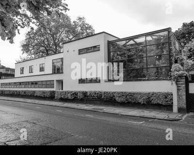 Il prelievo house progettata da Walter Gropius e Maxwell Fry e la vicina casa Cohen progettato da Eric Mendelsohn e Serge Chermayeff nel 1936 firmare l'inizio dell'architettura modernista NEL REGNO UNITO Foto Stock