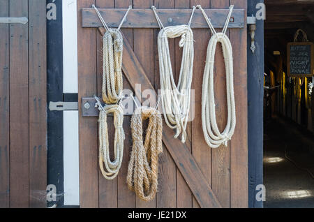 La LWL-Freilichtmuseum Hagen. Aufnahmen mit freundlicher Genehmigung der Abteilung für Öffentlichkeitsarbeit. Verschiedene Seile in einer Seilerrei Foto Stock