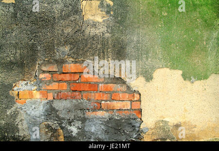 Il vecchio muro di casa di una fabbrica abbandonata Foto Stock