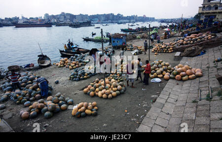 Il fiume inquinato buriganga ed i suoi dintorni vive e industrie - Dacca in Bangladesh Foto Stock